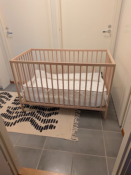 IKEA pinnasänky puunvärinen