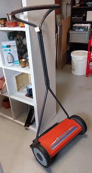 Käsikäyttöinen, työnnettävä HUSQVARNA-ruohonleikkuri