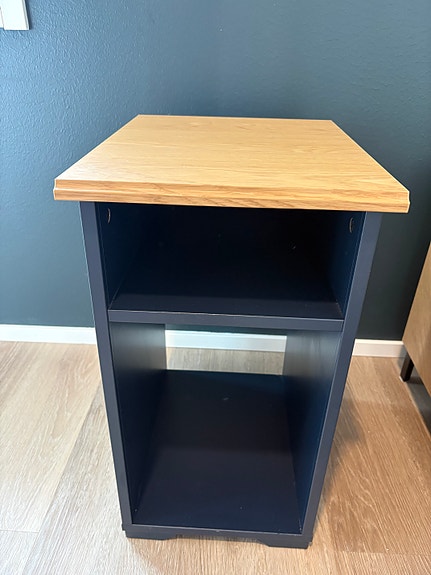 IKEA yöpöytä / sivupöytä hyllyillä