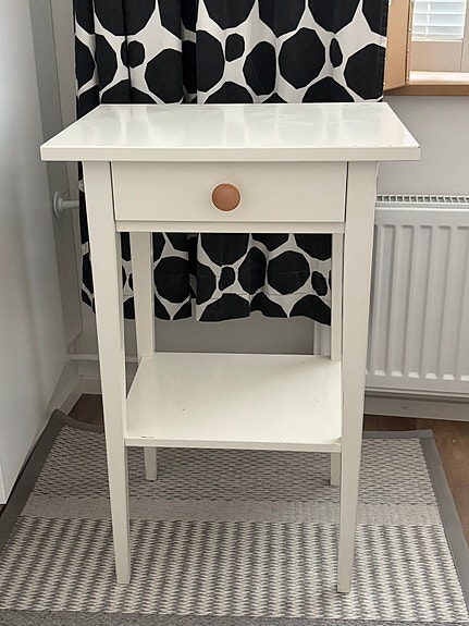 Ikea Hemnes yöpöytä