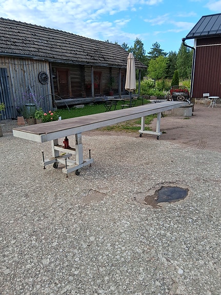Metallinen työpöytä / työtaso pyörillä