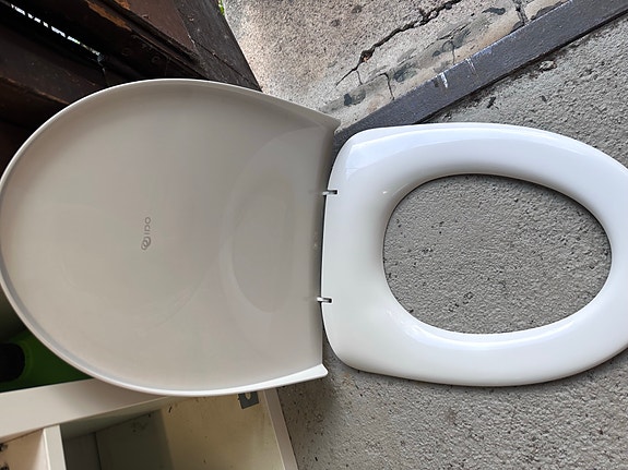 Valkoinen wc-istuinkansi