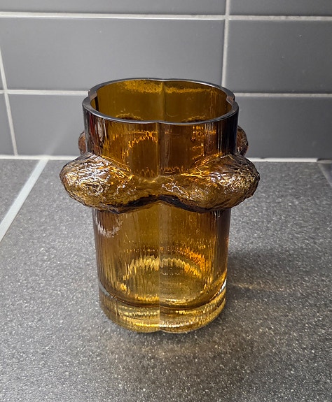 Kaj Blomqvistin Kumelalle suunnittelema Pahka-sarjan maljakko.