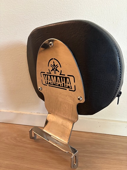 Yamaha kuljettajan selkänoja moottoripyörään musta