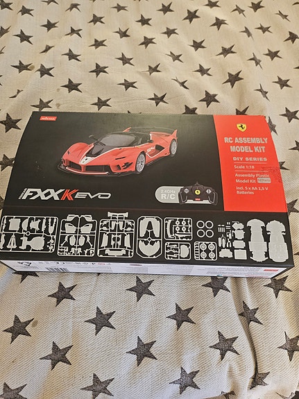 Ferrari FXX K Evo RC-rakennussarja punainen