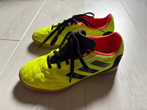 Adidas futsal /sisäpelikengät 25