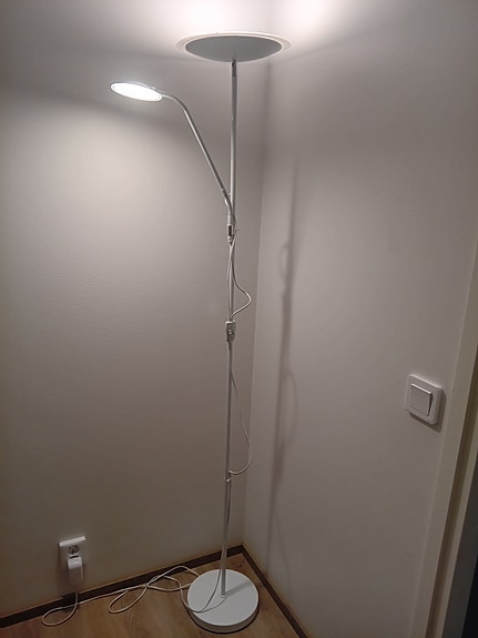 Myydään valkoinen jalkalamppu