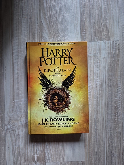 Harry Potter ja kirottu lapsi -kirja suomeksi
