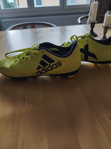 Adidas jalkapallo kengät