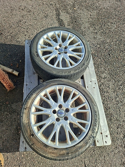 Volvon 2007 v70 buissness vanteet+puolikesää ajetut renkaat.