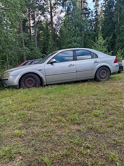 Ford Mondeo MK3 1.8 Viistoperä -02 osina