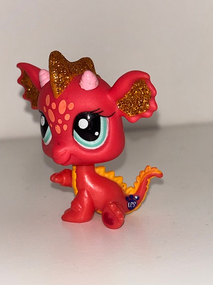 Lohikäärme LPS glitterillä