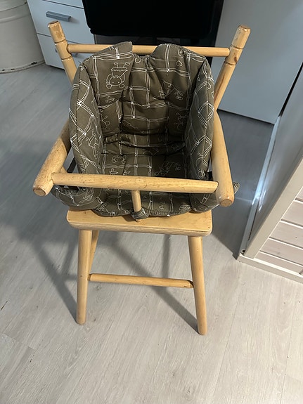 IKEA puinen syöttötuoli pehmusteella