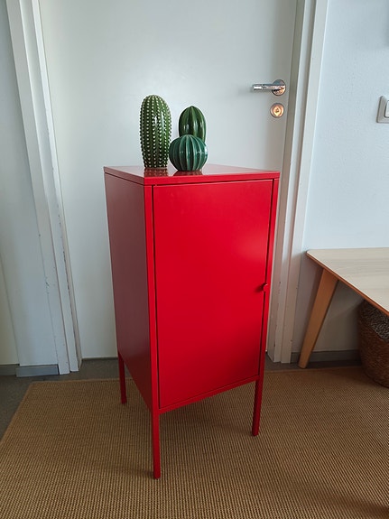 IKEA LIXHULT metallikaappi (punainen, poistunut väri!)