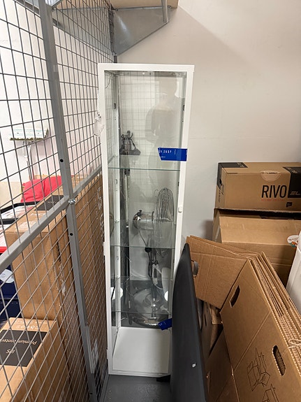 Ikea blåliden lasivitriini