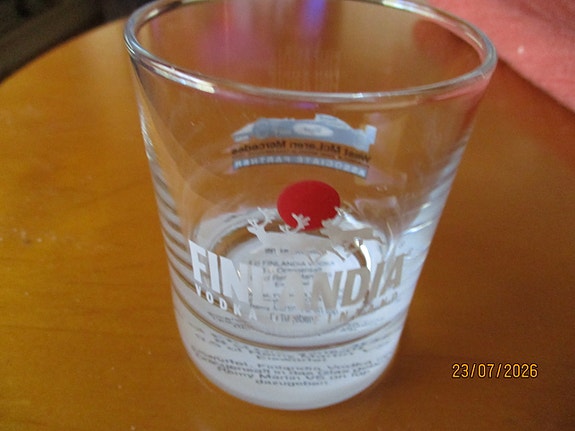 Finlandia-vodka lasi , West McLaren kuvalla