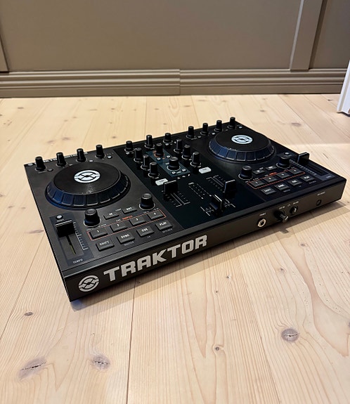 Native Instruments Traktor Kontrol S2 DJ-kontrolleri