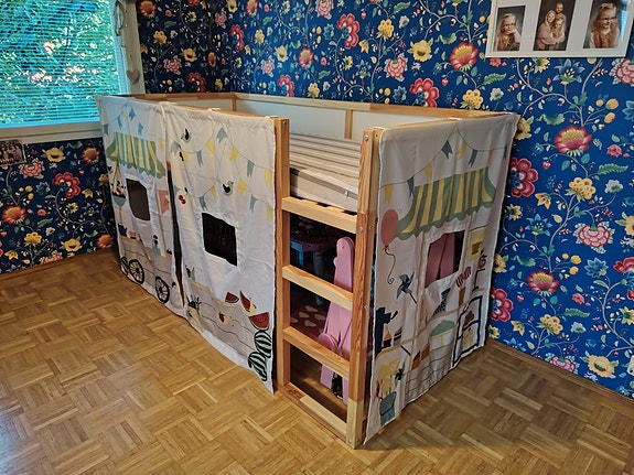 IKEA Kura-sänky verhoilla