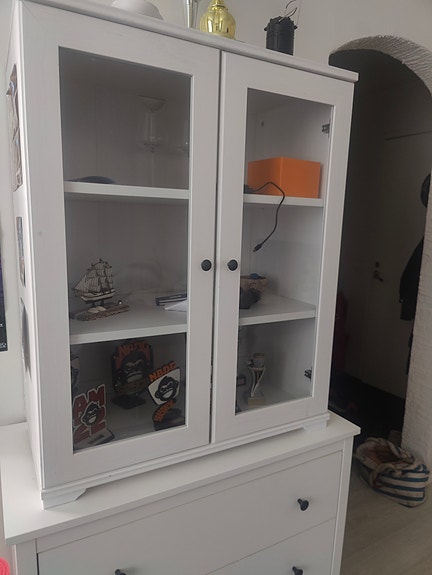 Ikea lasivitriini