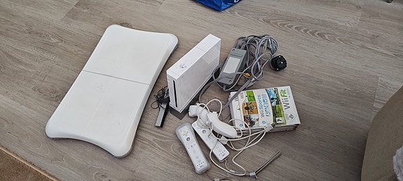 Nintendo Wii + tasapainolauta ja pelit