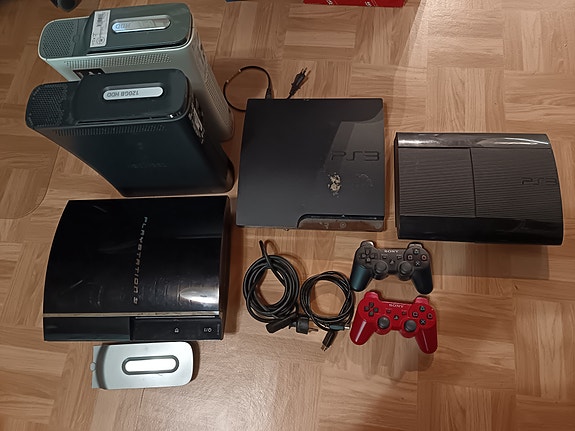 2 kpl XBOX 360  3 kpl PlayStation 3 konsoleita ja  ohjaimilla