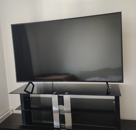 Samsung kaareva 65" TV sekä lasitaso