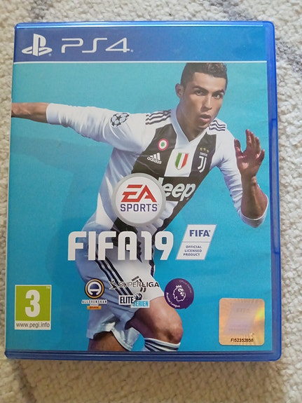 EA Sports FIFA 19 PS4-peli