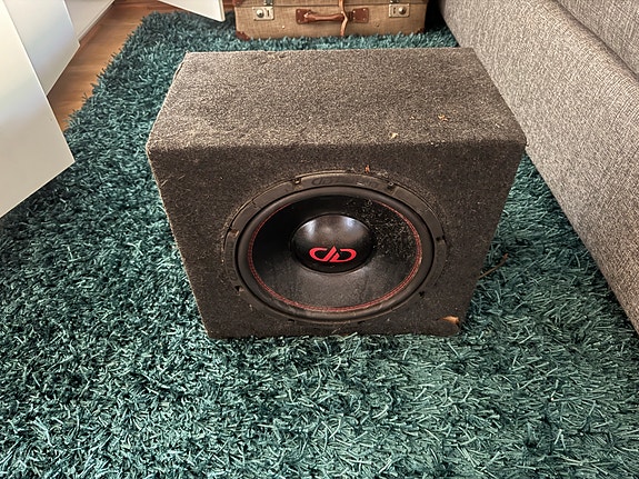 DD Audio 12” subwoofer kotelossa