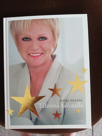 Katri Helena Tähtenä taivaalla  Kuvakirja Laulukirja