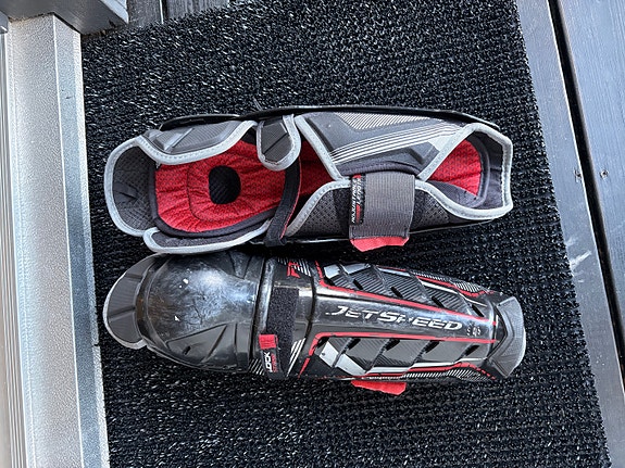 CCM Jetspeed jääkiekkopolvisuojat JR 11" musta/punainen