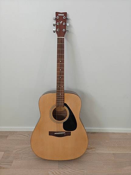 Yamaha F310 akustinen kitara