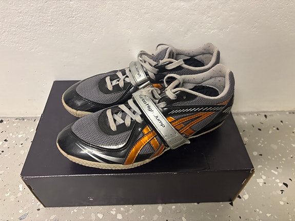 Asics korkeushyppy piikkarit koko 40.5 (hyväkuntoiset)