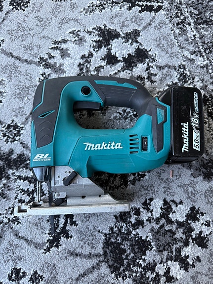 Makita DJV182 18V Brushless + 5.0Ah akku