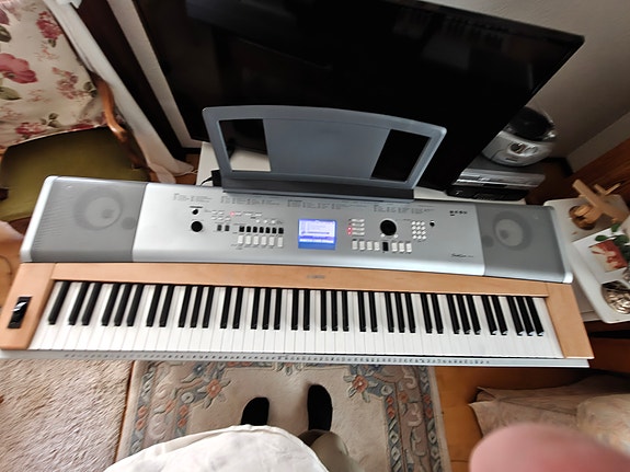Yamaha DGX-630 sähköpiano