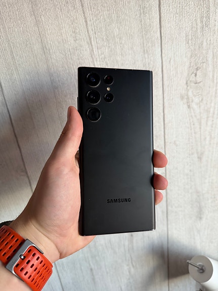 Samsung Galaxy S22 Ultra musta