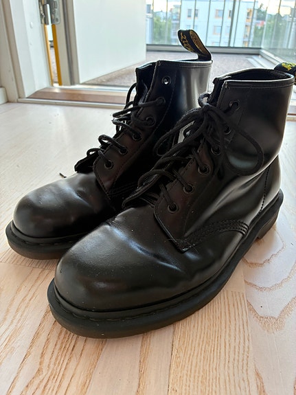 Dr. Martens nahkasaappaat koko 45 musta