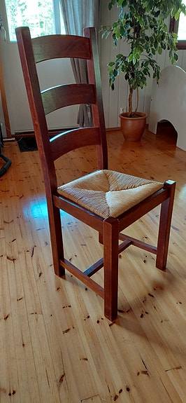 Puinen tuoli punotulla istuimella