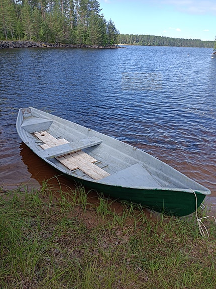 Yki 460 lasikuitu soutuvene.