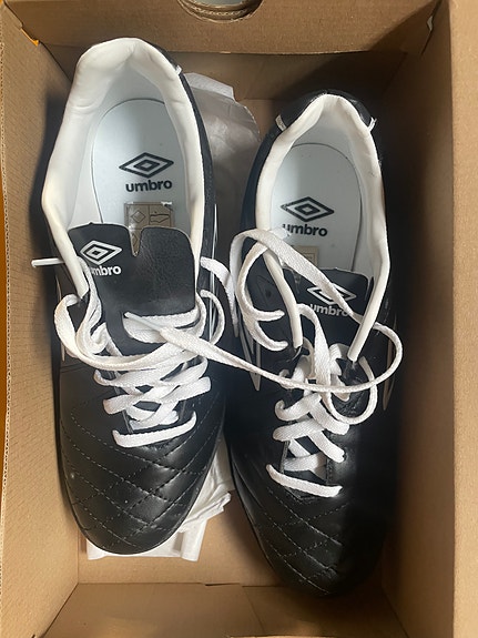 Umbro jalkapallokengät koko 44 musta/valkoinen