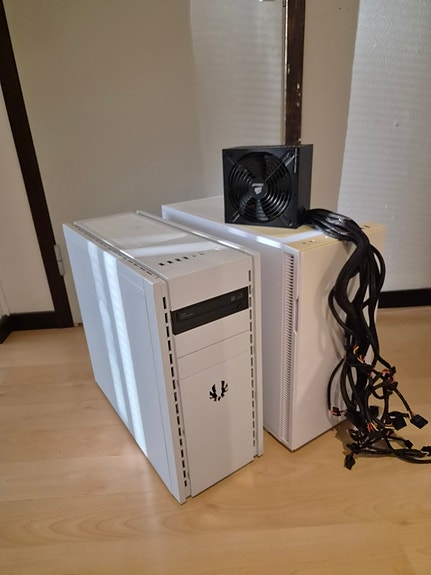2kpl ATX Koteloita ja 650W Virtalähde
