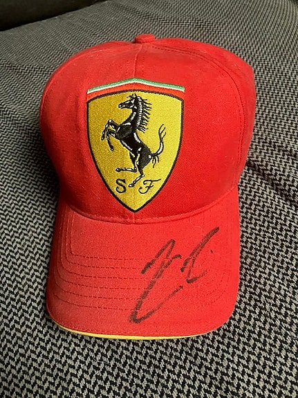 Aito Ferrari lippis Kimi Räikkösen nimmarilla