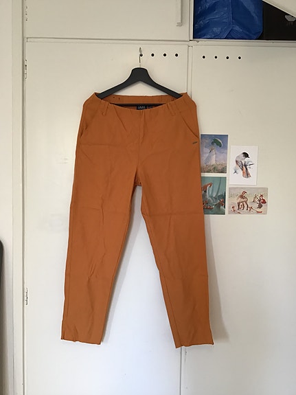 Oranssit LauRie merkkiset housut koossa 44