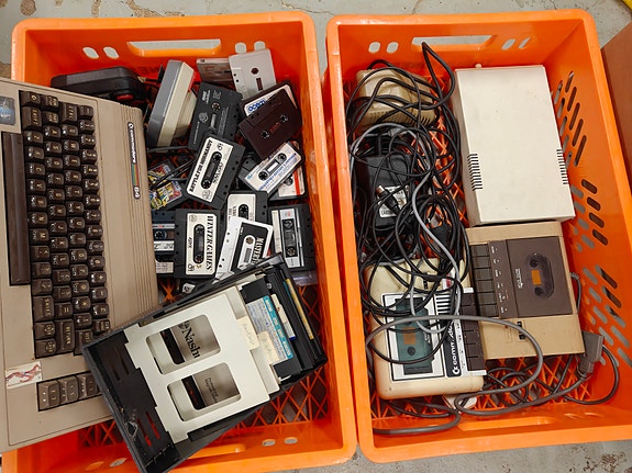 Commodore 64 + levyasema + kasettiasema