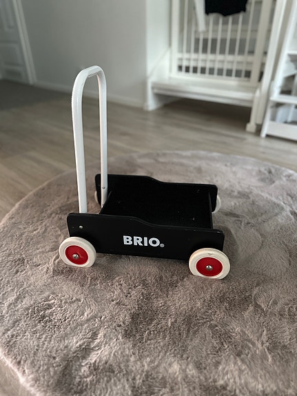 BRIO kävelyvaunu musta