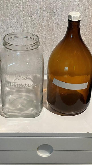 Lasipurkki ja apteekkarin pullo