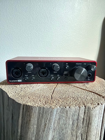 Focusrite Scarlett 2i2 USB-äänikortti punainen