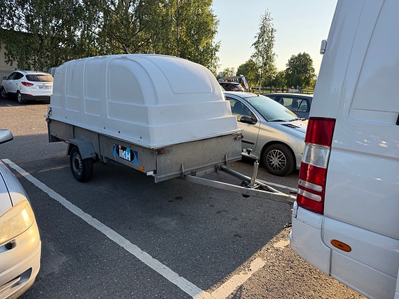 Jarruton peräkärry kuomulla