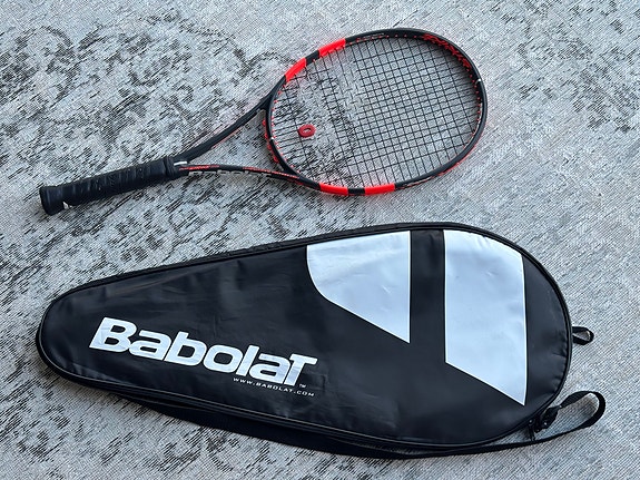 Babolat Pure Strike tennismaila punamusta