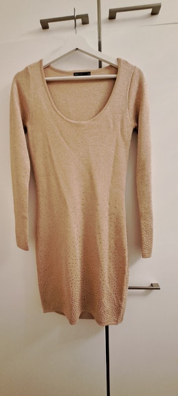 Beige mekko "timanteilla"