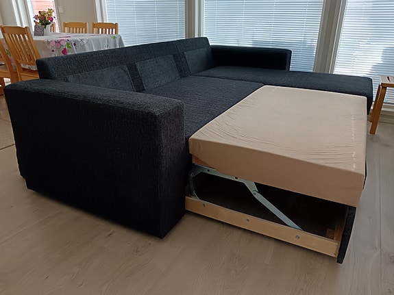 Tummanharmaa divaanivuodesohva + 140 cm leveä petauspatja